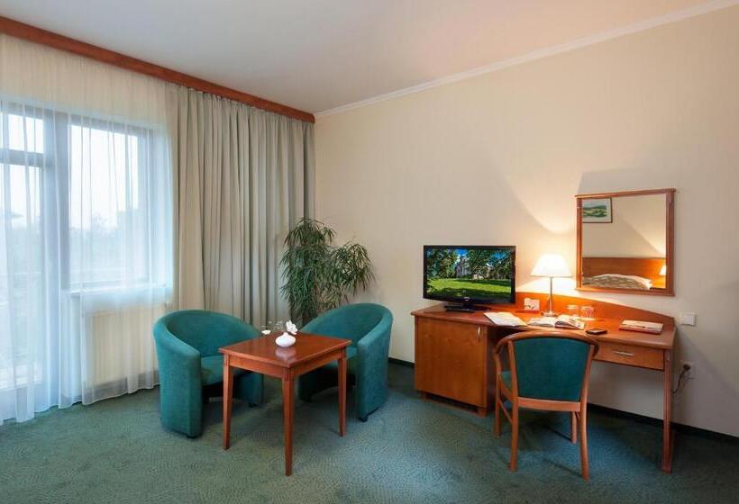 April Hotel Panorama