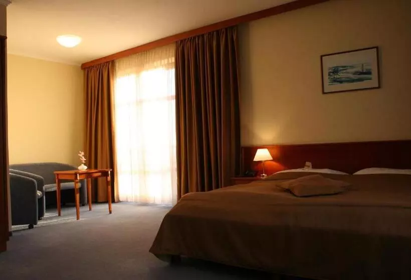 April Hotel Panorama