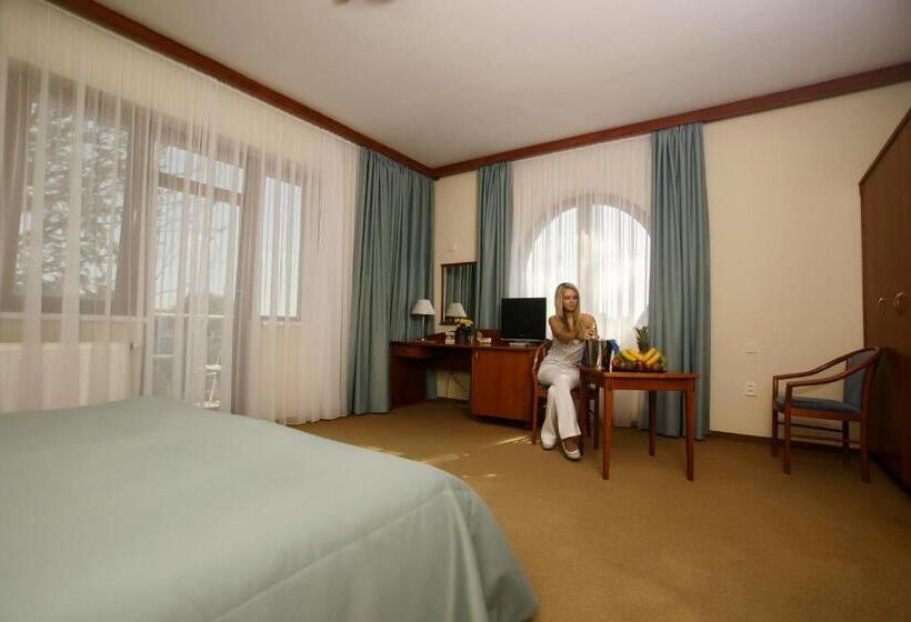 April Hotel Panorama