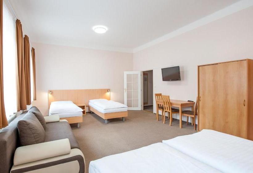 פנסיון V Centru