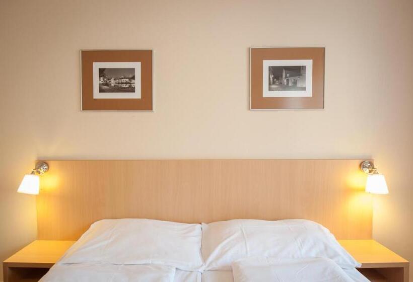 פנסיון V Centru