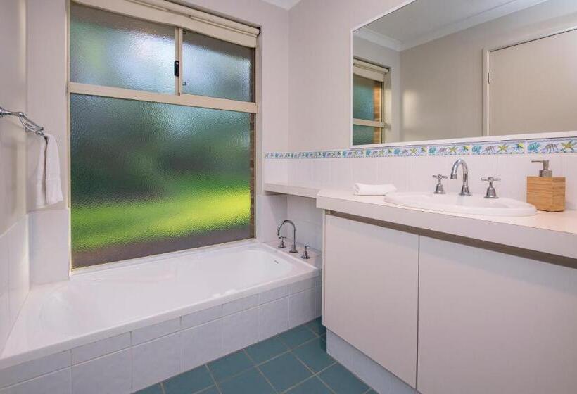 Beach & Trees, Beachfront Siesta Park