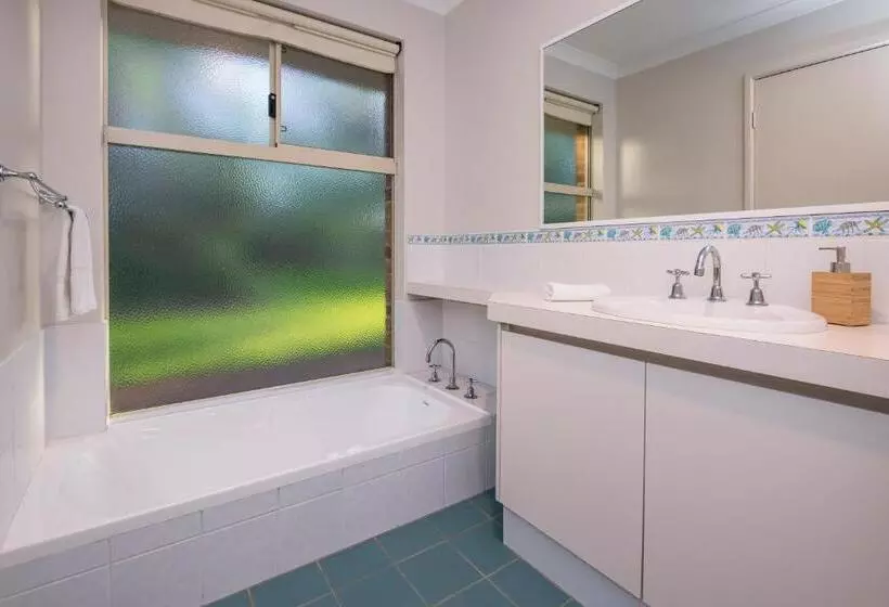 Beach & Trees, Beachfront Siesta Park