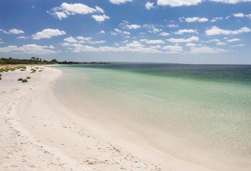Beach & Trees, Beachfront Siesta Park