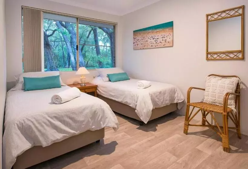 Beach & Trees, Beachfront Siesta Park