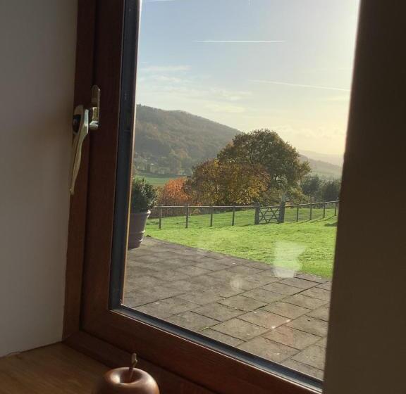 Woodcutters Barn, Overlooking Ledbury & Malvern Hills