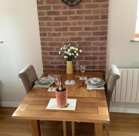 Woodcutters Barn, Overlooking Ledbury & Malvern Hills