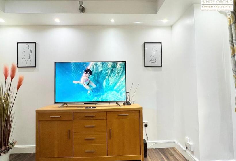 Contractors 2 Bed Apartment In Stevenage Sg1 Hertfordshire By White Orchid Property Relocation Leisu