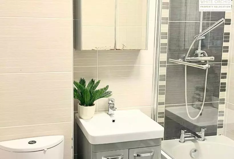 Contractors 2 Bed Apartment In Stevenage Sg1 Hertfordshire By White Orchid Property Relocation Leisu