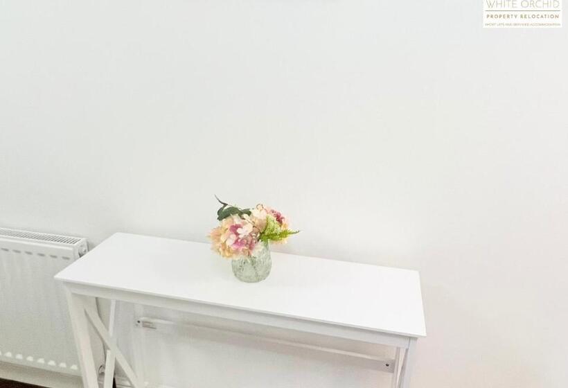 Contractors 2 Bed Apartment In Stevenage Sg1 Hertfordshire By White Orchid Property Relocation Leisu