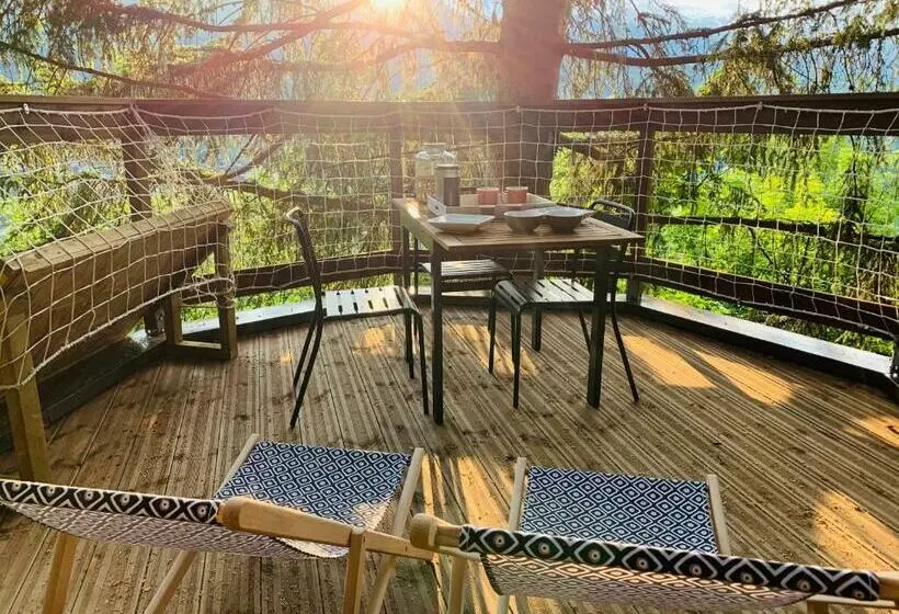 Aamiaismajoitus (B&B) Cabane Dans Las Arbres   Valmo Insolite