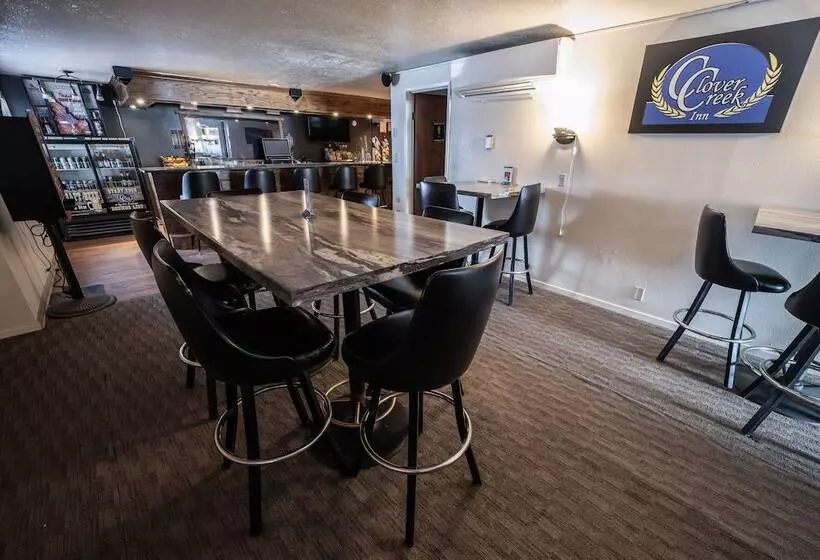 ホテル Clover Creek Inn