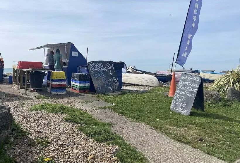 Worthing Beach 180   2 Bed Seafront Apartment With Private Parking