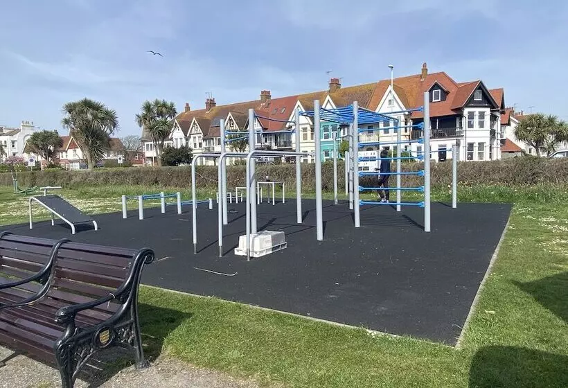 Worthing Beach 180   2 Bed Seafront Apartment With Private Parking