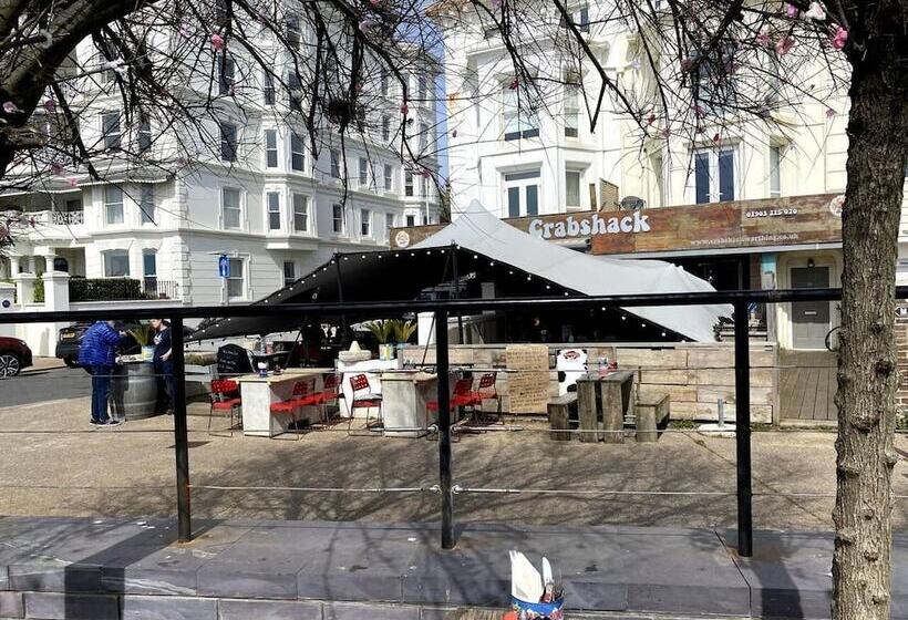 Worthing Beach 180 2 Bed Seafront Apartment With Private Parking