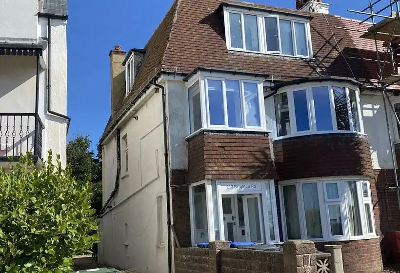 Worthing Beach 180   2 Bed Seafront Apartment With Private Parking