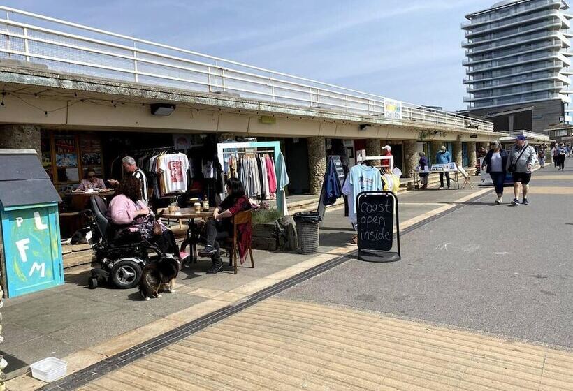 Worthing Beach 180 2 Bed Seafront Apartment With Private Parking