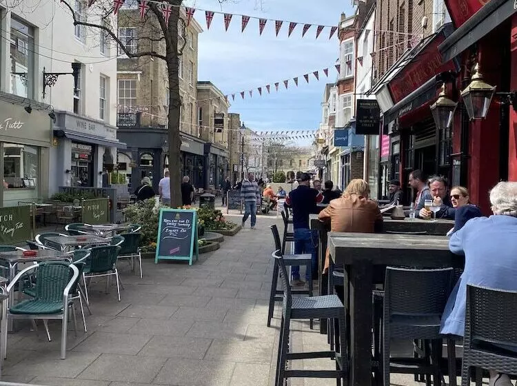 Worthing Beach 180   2 Bed Seafront Apartment With Private Parking