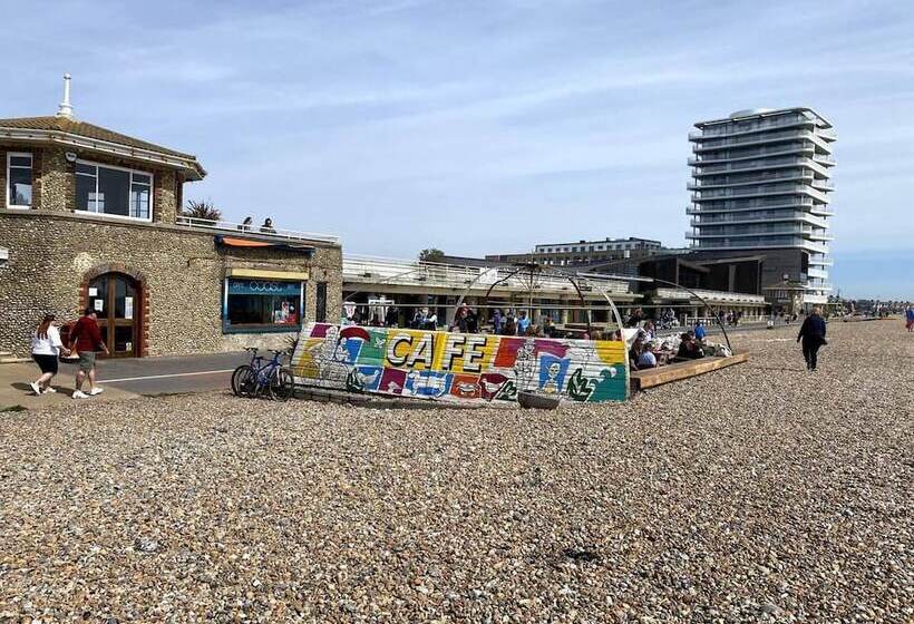Worthing Beach 180 2 Bed Seafront Apartment With Private Parking