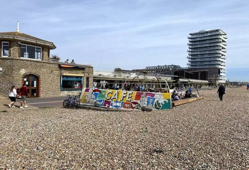 Worthing Beach 180   2 Bed Seafront Apartment With Private Parking