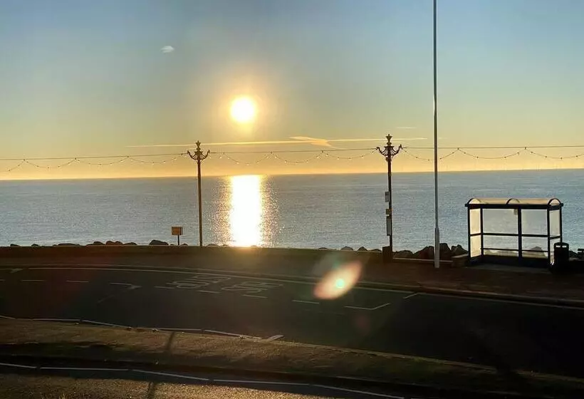 Worthing Beach 180   2 Bed Seafront Apartment With Private Parking