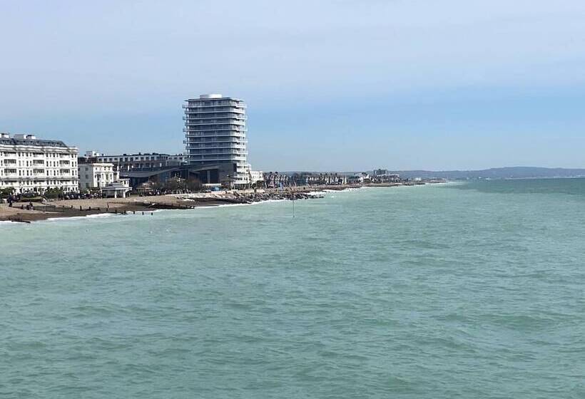 Worthing Beach 180 2 Bed Seafront Apartment With Private Parking