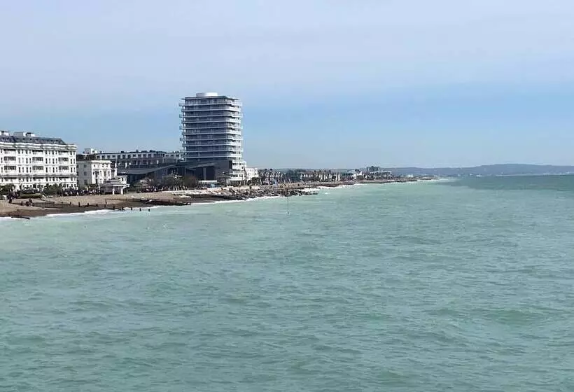 Worthing Beach 180   2 Bed Seafront Apartment With Private Parking