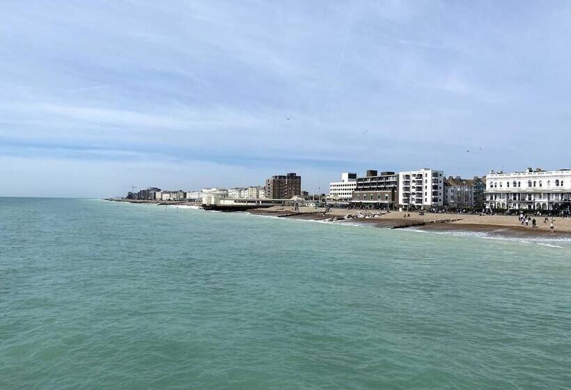 Worthing Beach 180 2 Bed Seafront Apartment With Private Parking