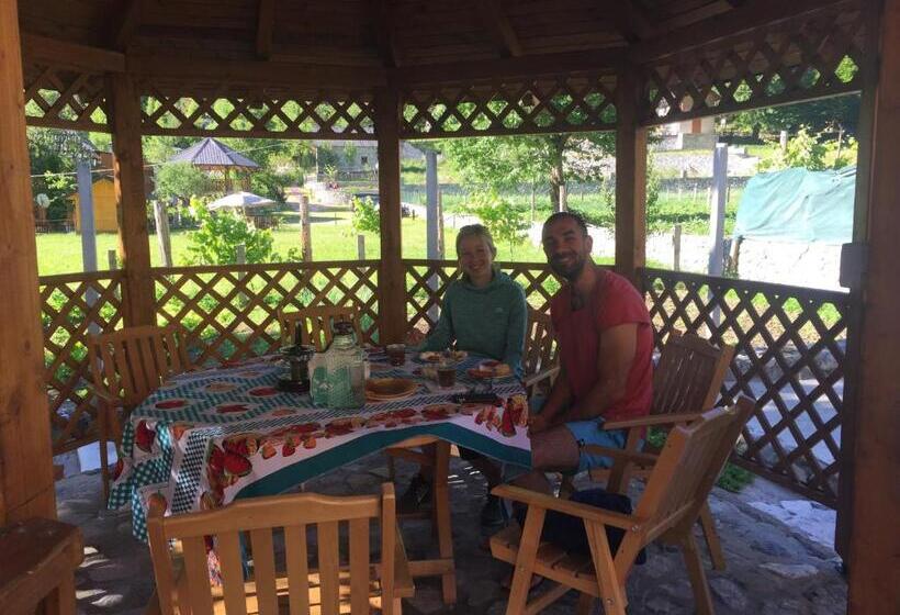 بنسيون Adenisi Guesthouse