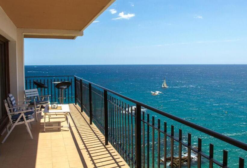 Spacious Seafront Apartment