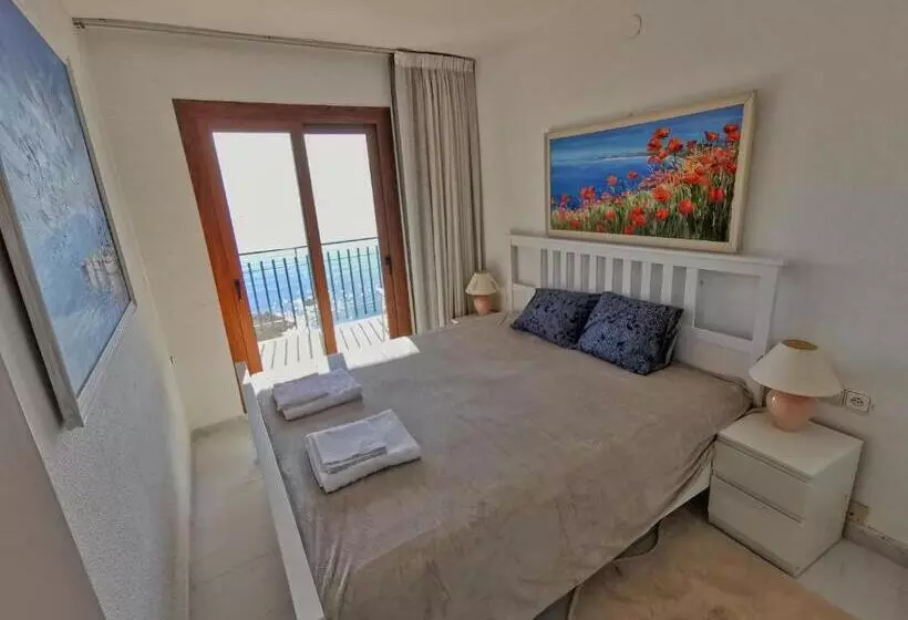 Spacious Seafront Apartment