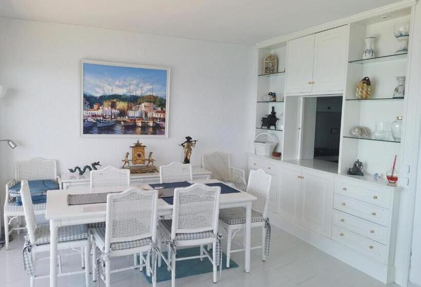 Spacious Seafront Apartment