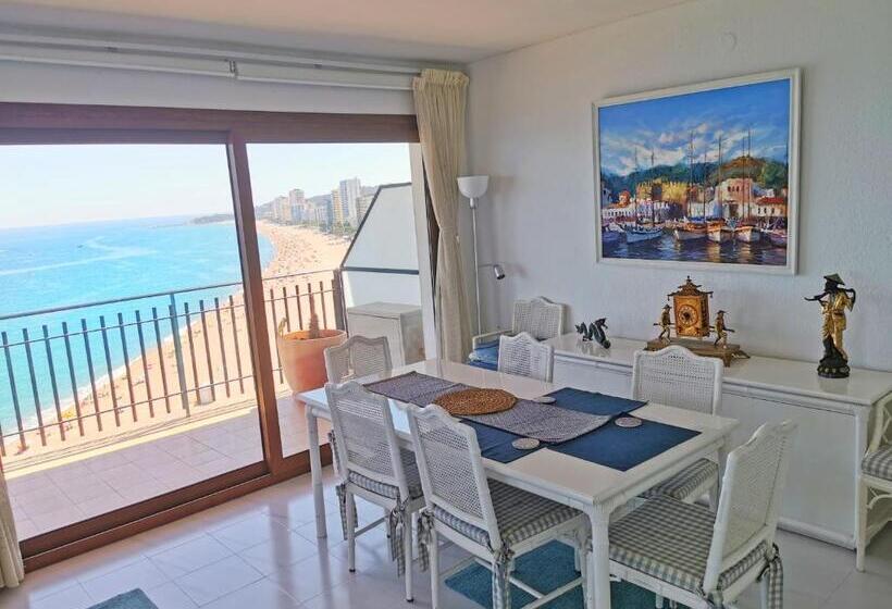 Spacious Seafront Apartment