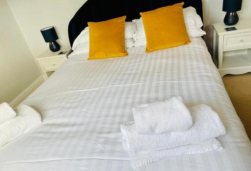 Tanglewood House Abergavenny With Private Parking