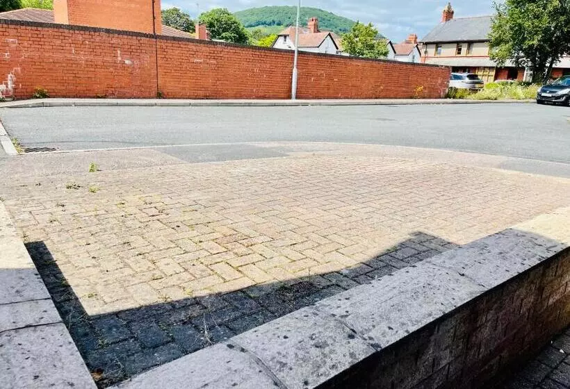 Tanglewood House Abergavenny With Private Parking