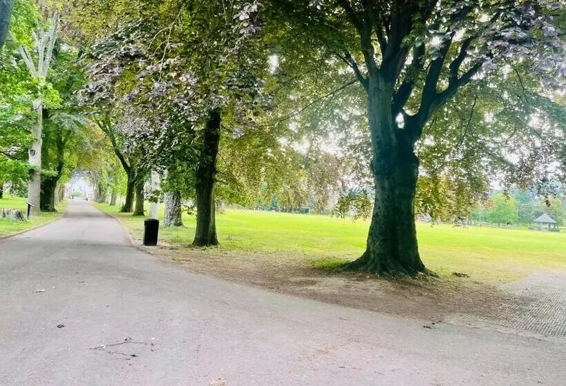 Tanglewood House Abergavenny With Private Parking