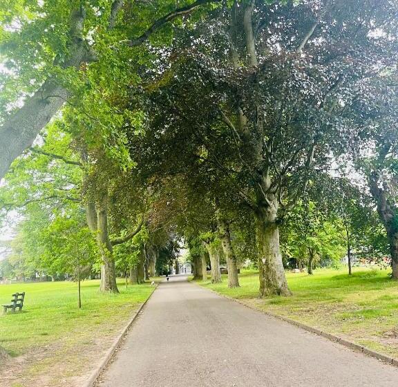 Tanglewood House Abergavenny With Private Parking