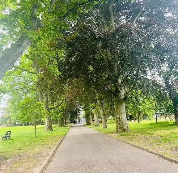 Tanglewood House Abergavenny With Private Parking