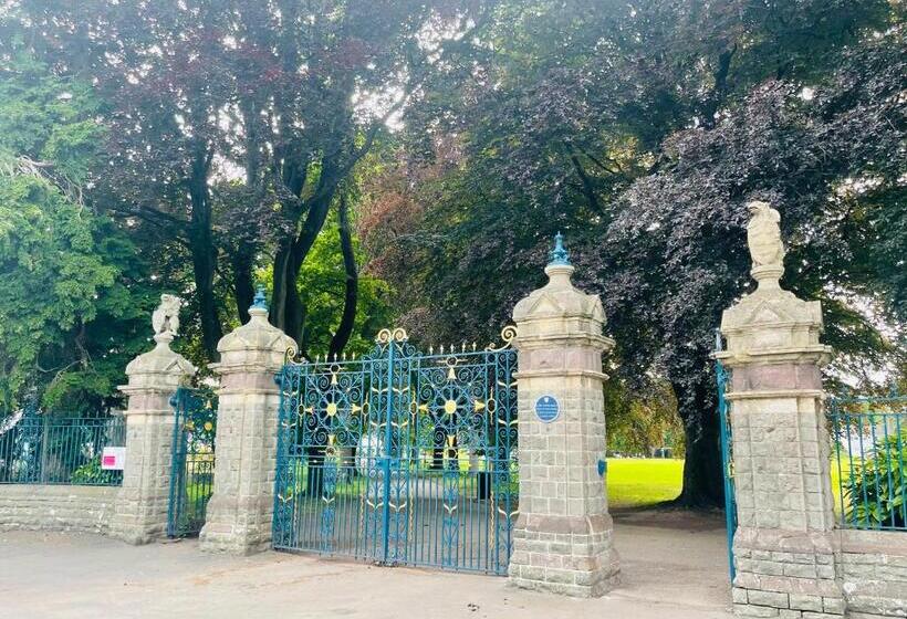 Tanglewood House Abergavenny With Private Parking