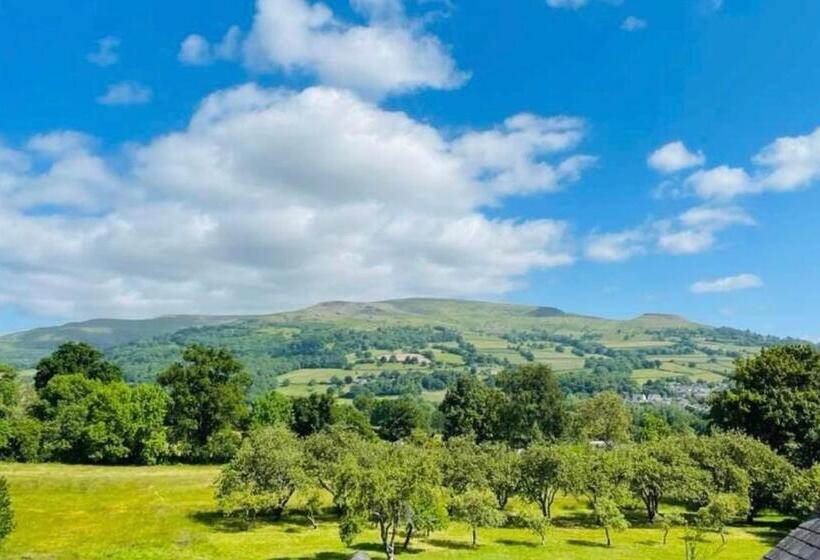 Tanglewood House Abergavenny With Private Parking