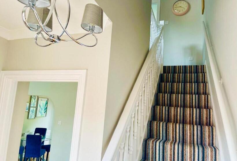 Tanglewood House Abergavenny With Private Parking