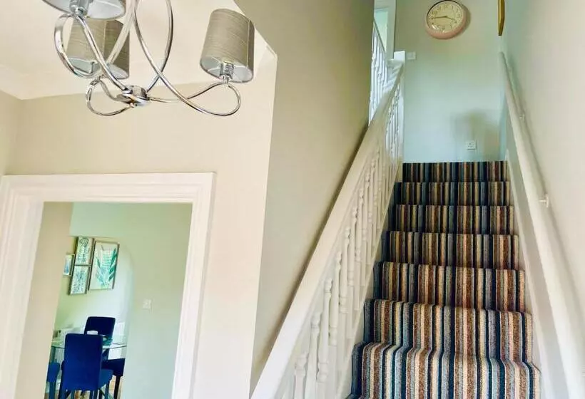 Tanglewood House Abergavenny With Private Parking