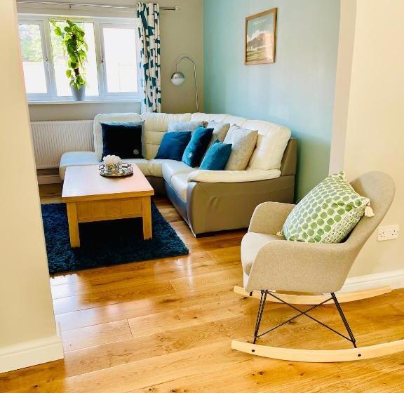 Tanglewood House Abergavenny With Private Parking