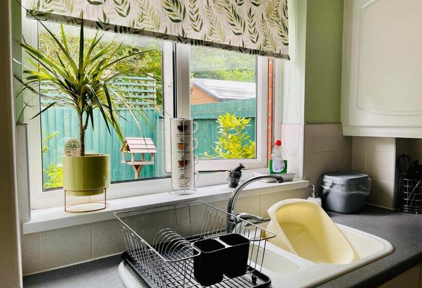 Tanglewood House Abergavenny With Private Parking