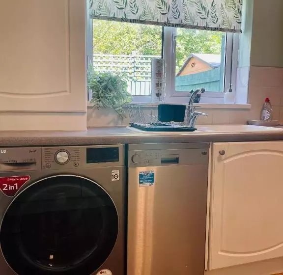 Tanglewood House Abergavenny With Private Parking