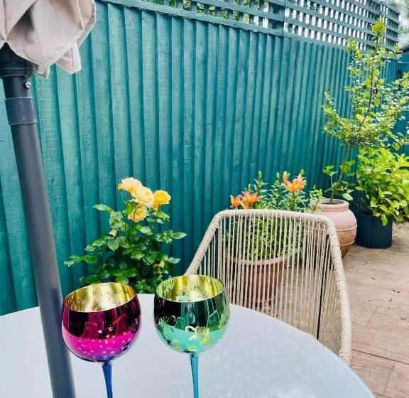 Tanglewood House Abergavenny With Private Parking