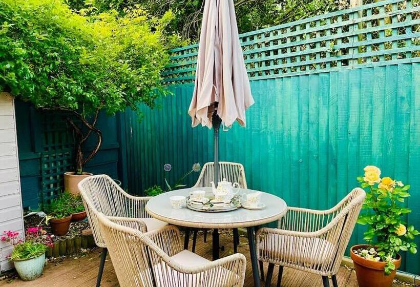 Tanglewood House Abergavenny With Private Parking