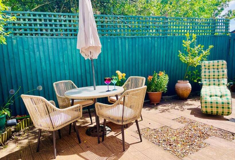 Tanglewood House Abergavenny With Private Parking