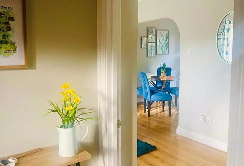 Tanglewood House Abergavenny With Private Parking