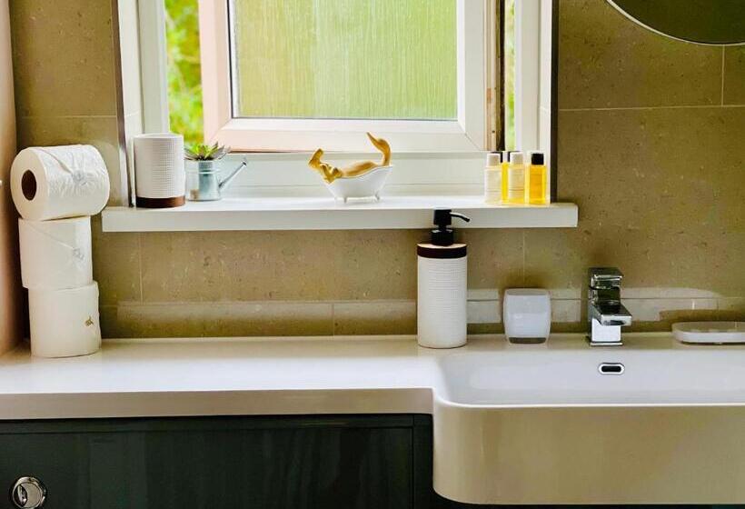 Tanglewood House Abergavenny With Private Parking